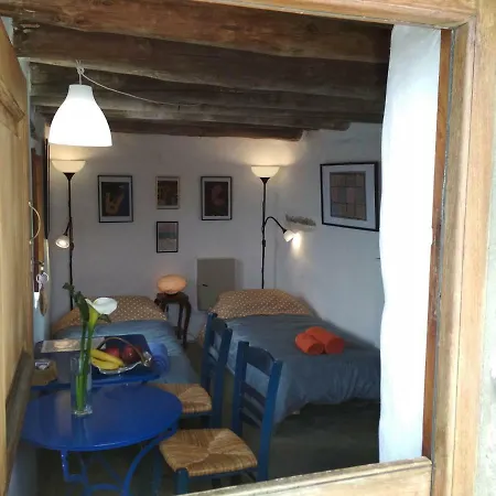 Cyclades Olive Museum's Konukevi Pitrofos